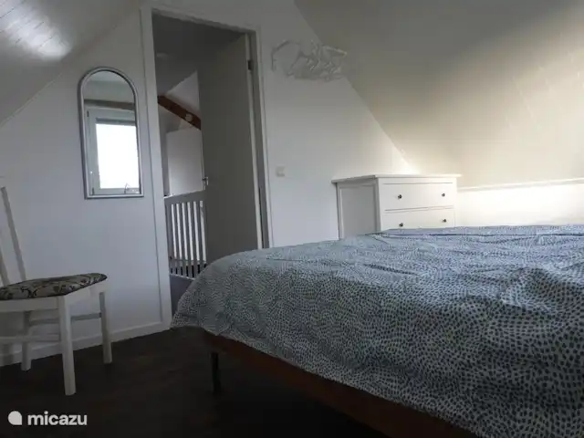 Ruime 3 persoons slaapkamer met een twee- en eenpersoons bed